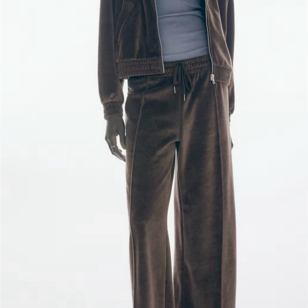 H&M 2 PIECES 
Brown Velour Track Pants